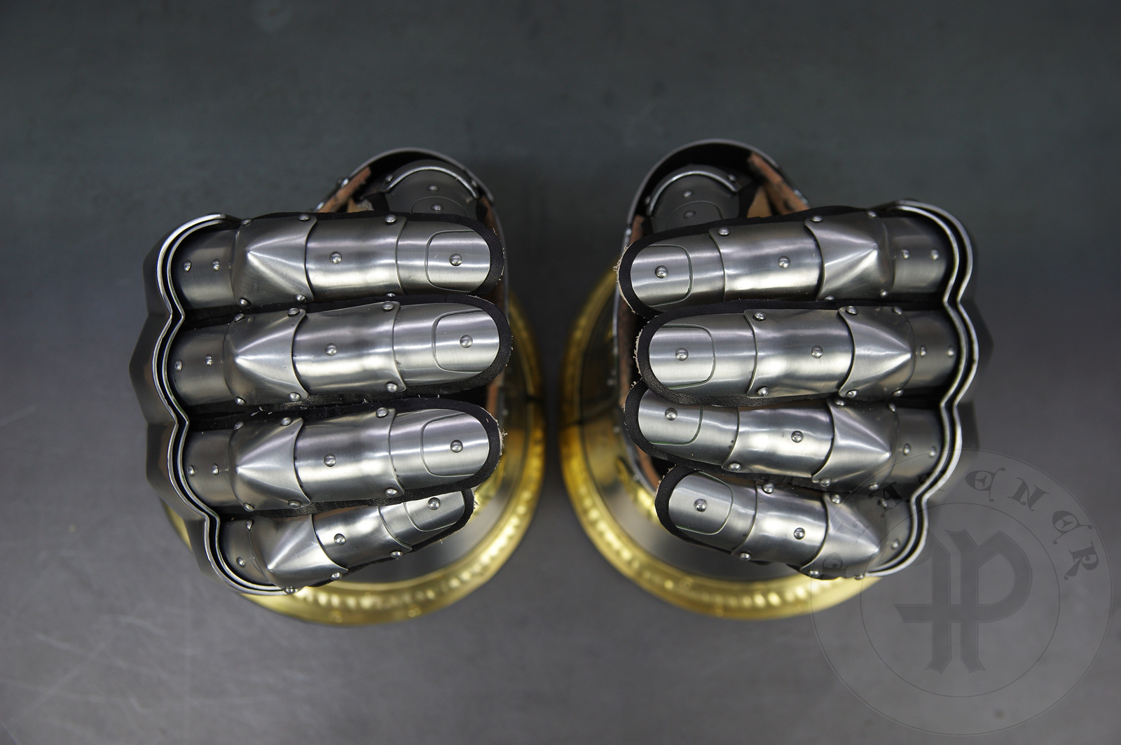 Hourglass gauntlets forged without welding from medium carbon steel, heat hardened and tempered up to 42 HRC. Fingers in articulated construction inspired by finds from Sweden. Brass decoration with roping motive./Rkawice klepsydrowe wykonane bez spawania ze stali redniowglowej, hartowane i odpusczane do 42 HRC. Palce w konstrukcji segmentowej wzorowane na znaleziskach ze Szwecji. Mosine dekoracje z motywem linowym.